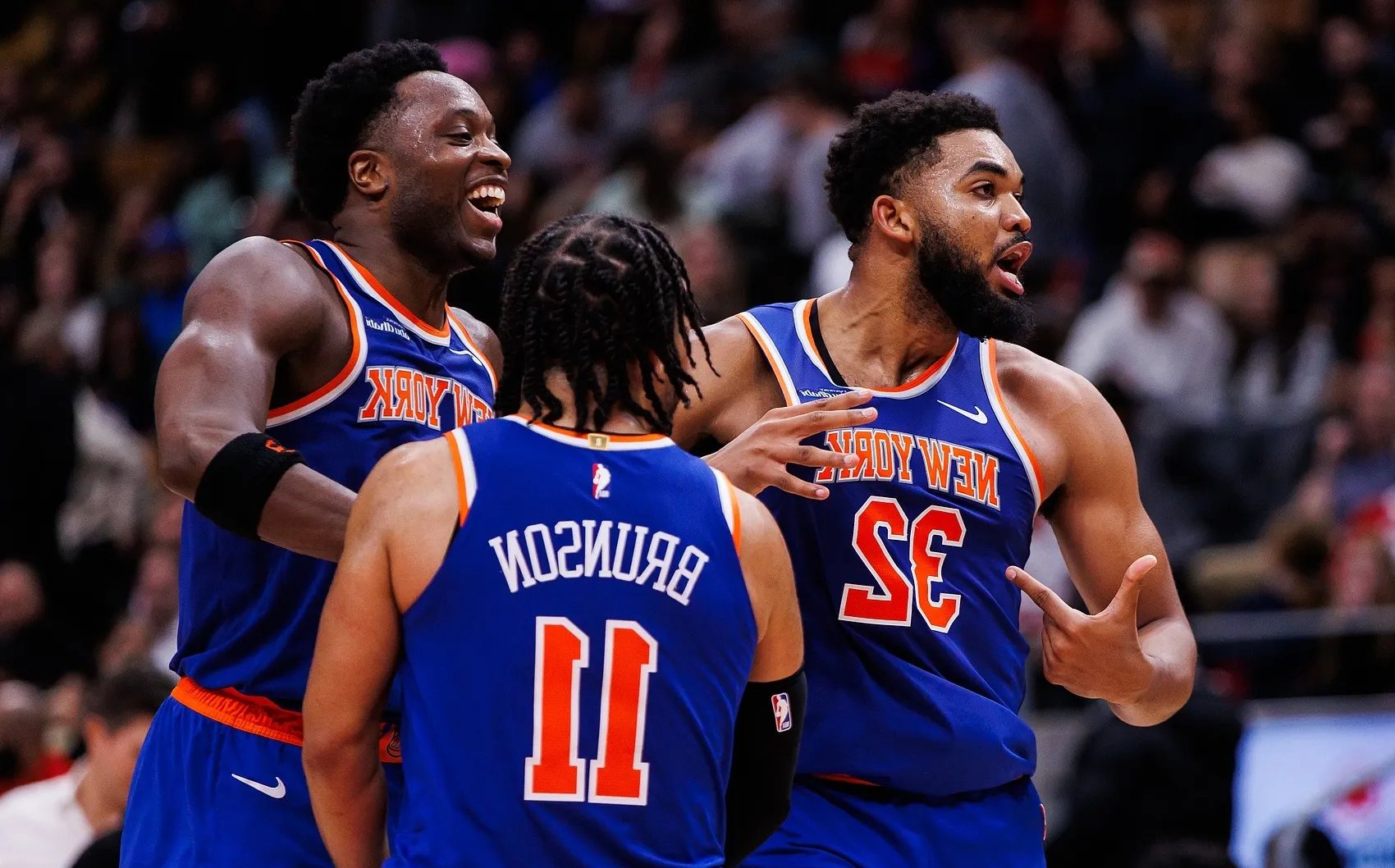 包含转折点纽约尼克斯回应争议，NBA常规赛今夜攻防权衡，气氛紧张，赛程密集仍需轮换的词条